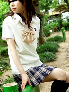 Uniformed Girl's Bath Time Fun (10Musume-052909_01) sample image 2