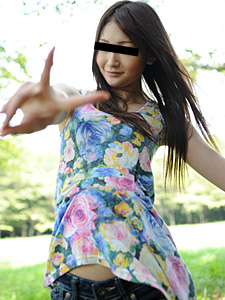 Cute Girl Exposes Herself Outdoors (10Musume-120711_01) sample image 2
